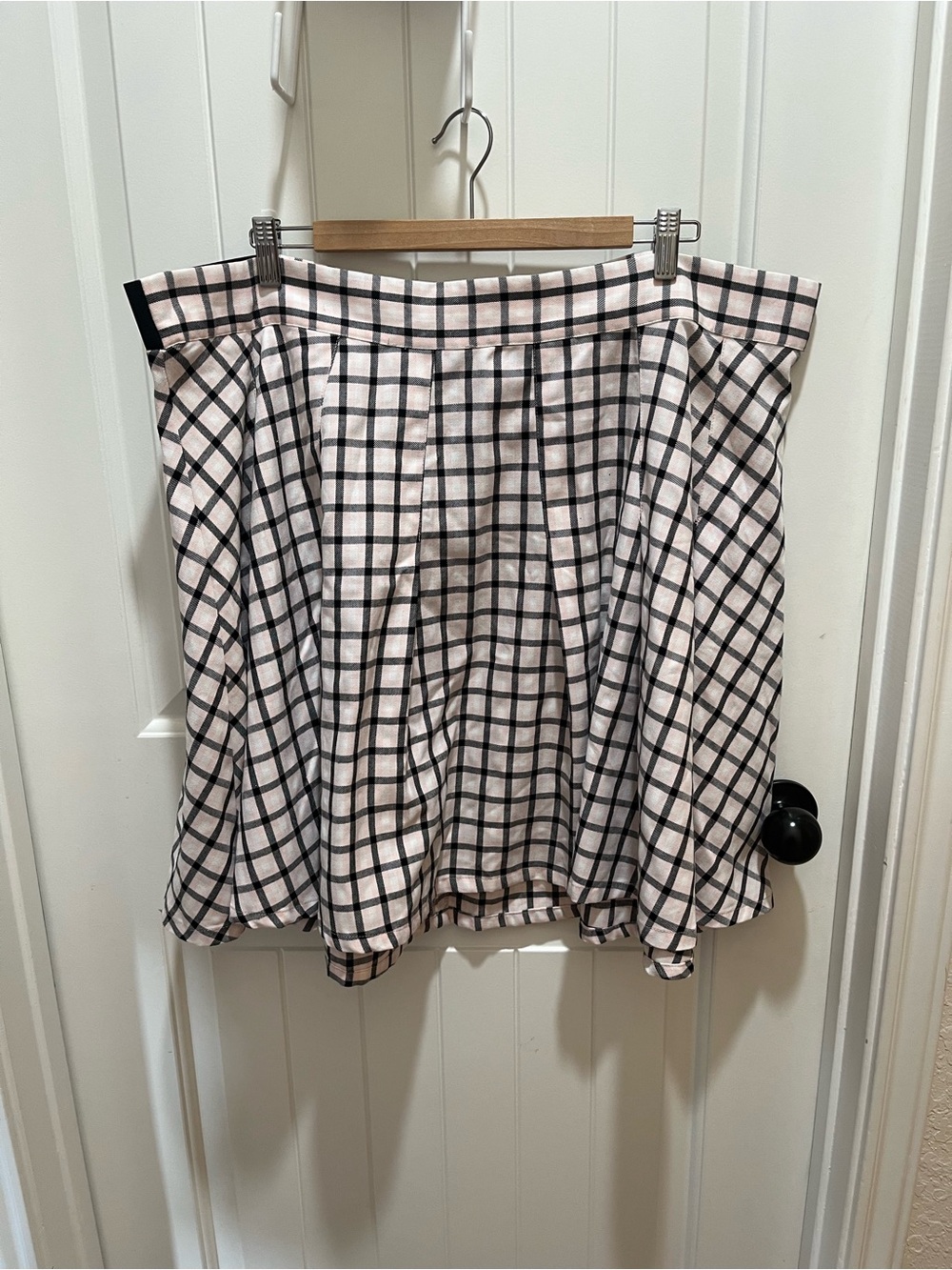 Torrid Women's Plus Size Light Pink, White and Black Skirt - 3